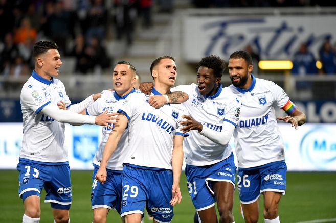 Si le club semble connaître un renouveau en interne grâce au rachat de James Zhou, actuel actionnaire majoritaire, les résultats ne sont toujours pas satisfaisants, si l'on excepte le bon début de saison des auxerrois cette saison, laissant entrevoir un espoir de remontée en L1.
