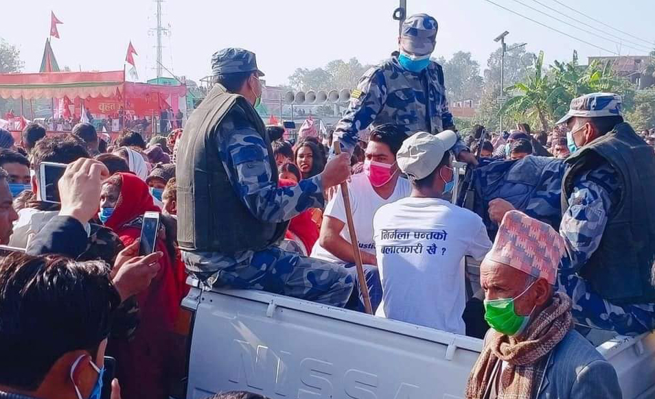 SherBDeuba's tweet photo. धनगढीमा ‘निर्मला पन्त���ो बलात्कारी खै’ लेखिएको टिसर्ट लगाएर न्याय मागेका युवाहरुलाई प्रक्राउ गर्ने कार्य एकदम निन्दनिय छ।दोशीलाई कारबाहीको माग गर्दै शान्तिपूर्ण प्रदर्शन गरेका नागरिकलाई पक्राउ गर्नु लोकतान्त्रिक मुल्य/मान्यता विपरित हो। पक्राउ परेकालाई तत्काल रिहा गर्न माग गर्दछु! https://t.co/JUbpf5mj5f
