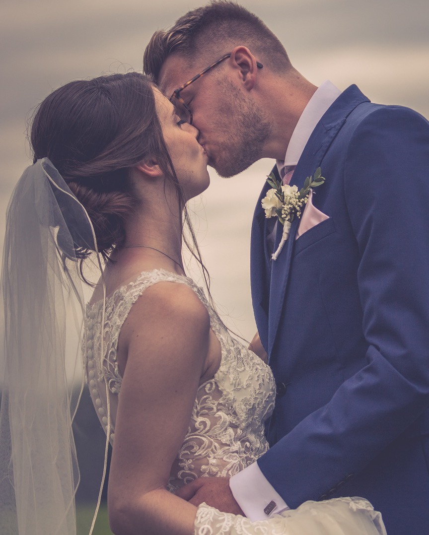 SouthdownsManor's tweet photo. 📸 Megan &amp; Oliver at Southdowns Manor captured by Luke Granger Photography 

#Weddings #WestSussex #Southdowns #SouthdownsManor #WeddingVenuesUK #WeddingVenues #Manor #WeddingIdeas #ExclusiveUse #bride #groom #Venues #Countryside #SouthdownsNationalPark https://t.co/jBIck0QWQ9