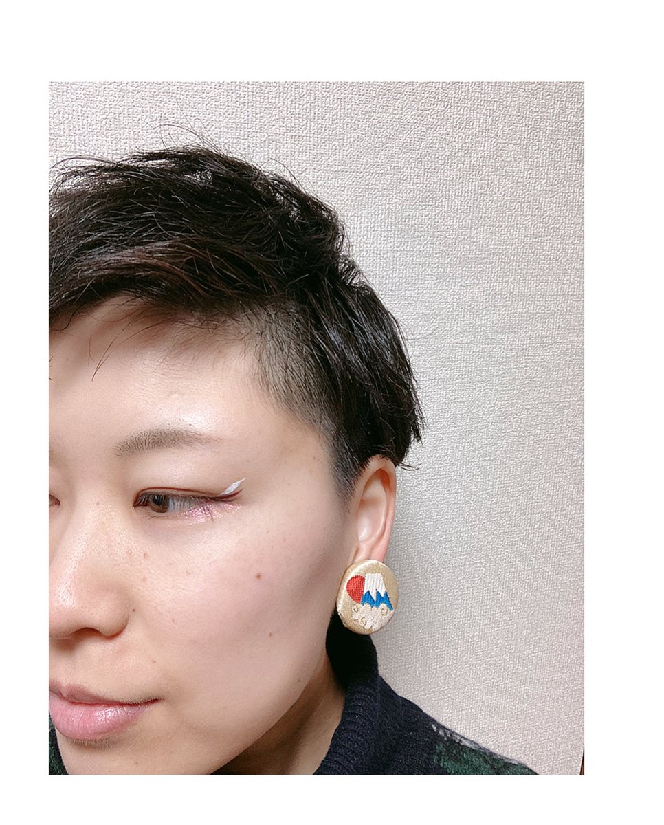 K_aori___'s tweet photo. #mooooooooooo
お正月、
オレ作の
富士山イヤリングして
紅白ラインでお化粧!
あれね
写真で伝えるの難しいね😅
#UZU #アイライナー
色が面白くて
めっさ持ってるんやけど
楽しくなっちゃって
毎度、
お絵描きしすぎる(笑)
お正月メイクは
控えめメイクに成功した、よき年初め。 https://t.co/AKkU7XglkE