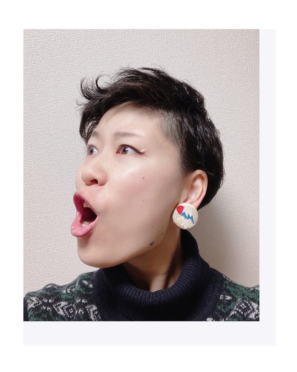 K_aori___'s tweet photo. #mooooooooooo
お正月、
オレ作の
富士山イヤリングして
紅白ラインでお化粧!
あれね
写真で伝えるの難しいね😅
#UZU #アイライナー
色が面白くて
めっさ持ってるんやけど
楽しくなっちゃって
毎度、
お絵描きしすぎる(笑)
お正月メイクは
控えめメイクに成功した、よき年初め。 https://t.co/AKkU7XglkE