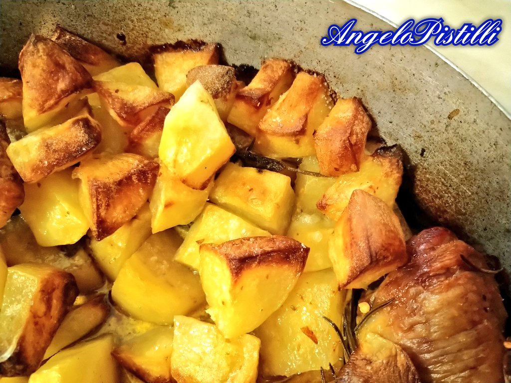 CucinaDiAngelo's tweet photo. POLLO AL FORNO CON PATATE  E ROSMARINO
🙂
チキン！#チキン #ポテト #ロズマリン をオーブンで料理しました！美味しい！
チキンの皮はパリパリになって音も美味しいですよ！😍
ポテトもね、ロズマリンとオリーブオイルのおかげですごく美味しい😚
食べたい人がいるの？😗
🌿https://t.co/bo15ATz4EG https://t.co/7Fw1ULtsT5