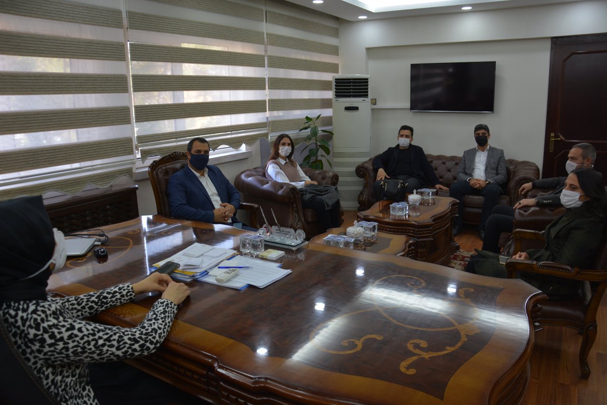 Siverek Halk Eğitim Merkezi Müdürü Mahmut Kışlar, Müdür yardımcıları ve beraberindeki kurum çalışanlarıyla birlikte Başkanımız Ayşe Çakmak'ı makamında ziyaret ederek hayırlı olsun dileklerinde bulundular.