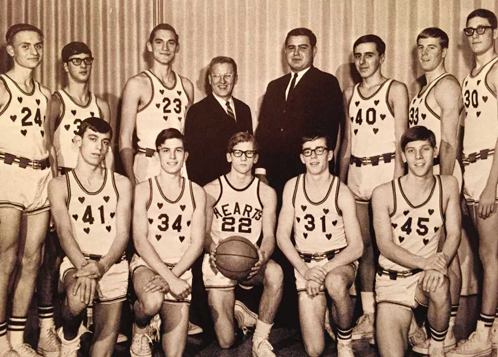 The 1967-68 Sacred Heart varsity basketball team from Syracuse NY with a unique uniform look. The hearts on the jerseys with belted shorts are pretty sweet. @UniWatch https://t.co/wX5lhGJAxq