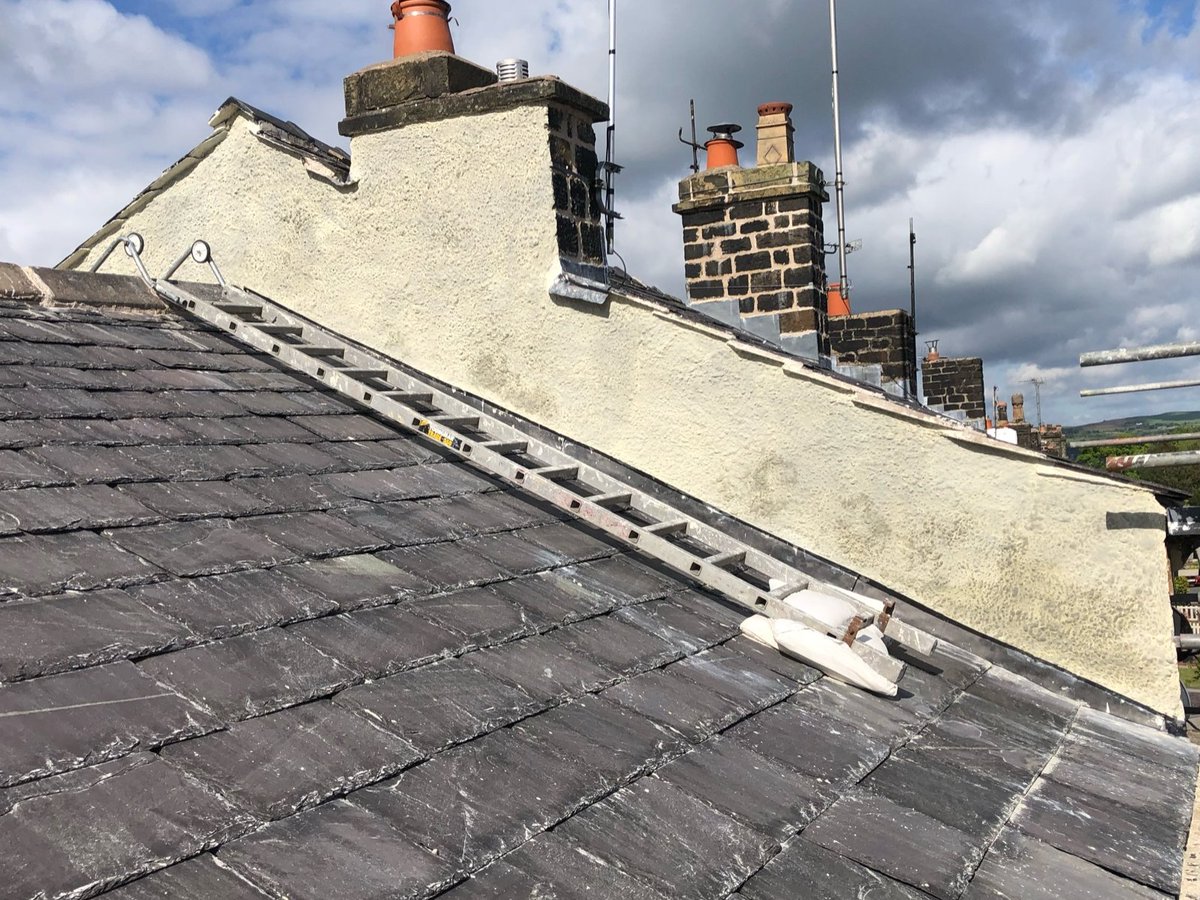 OldHouseRepair's tweet photo. Surface finishes are essential. This wall continued to be an issue even after lime pointing. We applied a limewash, a gauged hot mixed harl and limewash. The wall and embedded timbers have dried out. Key video to watch https://t.co/yfmNEv7tNX  Photos taken 24 hours apart. #lime https://t.co/P9CYonEeB6
