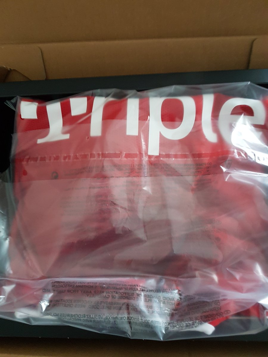 FcbJens2's tweet photo. Dingdong: Wenn der #DHL Postbote einmal klingelt. Und das passender Weise auch noch am #Spieltag Mal sehen, was er schönes gebracht hat🤔😉 
#FCB #MiaSanMia 
#Triple2020  #BesteFansDerWelt https://t.co/lglzyRpHyx