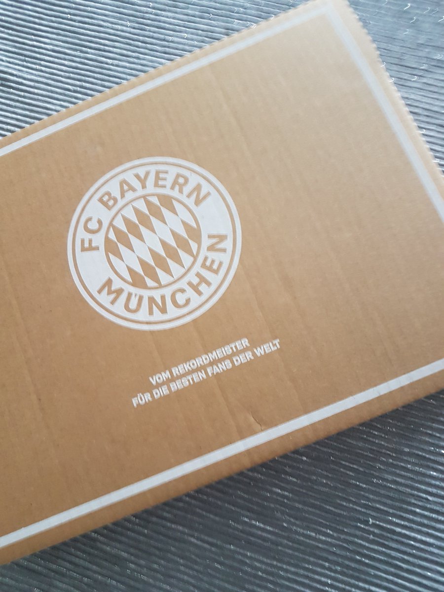 FcbJens2's tweet photo. Dingdong: Wenn der #DHL Postbote einmal klingelt. Und das passender Weise auch noch am #Spieltag Mal sehen, was er schönes gebracht hat🤔😉 
#FCB #MiaSanMia 
#Triple2020  #BesteFansDerWelt https://t.co/lglzyRpHyx