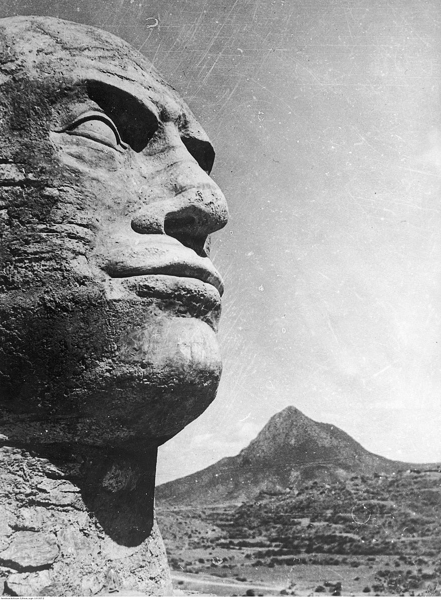 propagandopolis's tweet photo. Sculpture of Mussolini in Adwa, Ethiopia, from the Second Italo-Ethiopian War. This photo was published on the front page of the Italian newspaper L'Illustrazione Italiana, which attributed the sculpture to anonymous ‘soldier-artists’ (soldati-artisti). https://t.co/6zVxISLfFz