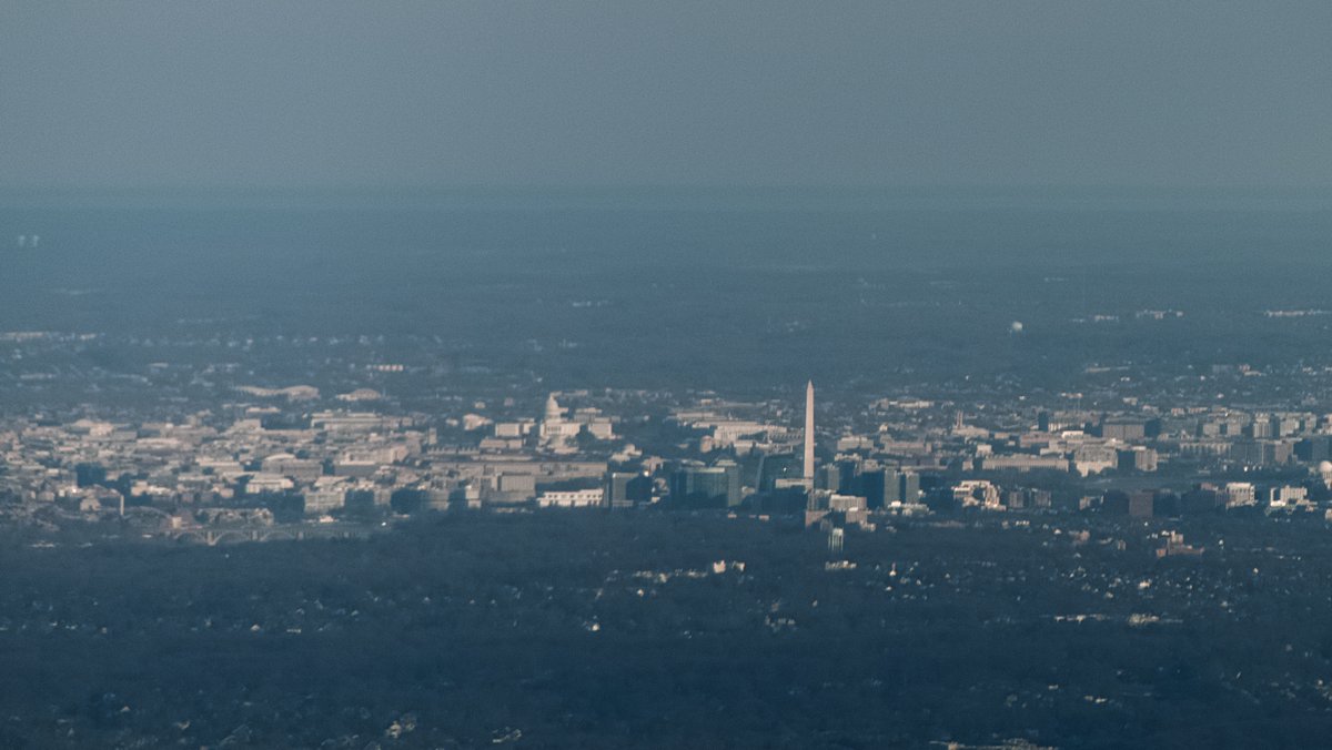 zepyaf's tweet photo. Looooongue approche sur Washington hier, le petit tour en haut à gauche offert par le contrôleur ATC qui a retardé tous les avions à cause d’une approche emergency prioritaire...
... ce qui nous a permis de bien profiter de la vue sur la ville... #AF054 #VuesDuCiel #PilotLife https://t.co/LVYg36OgVG