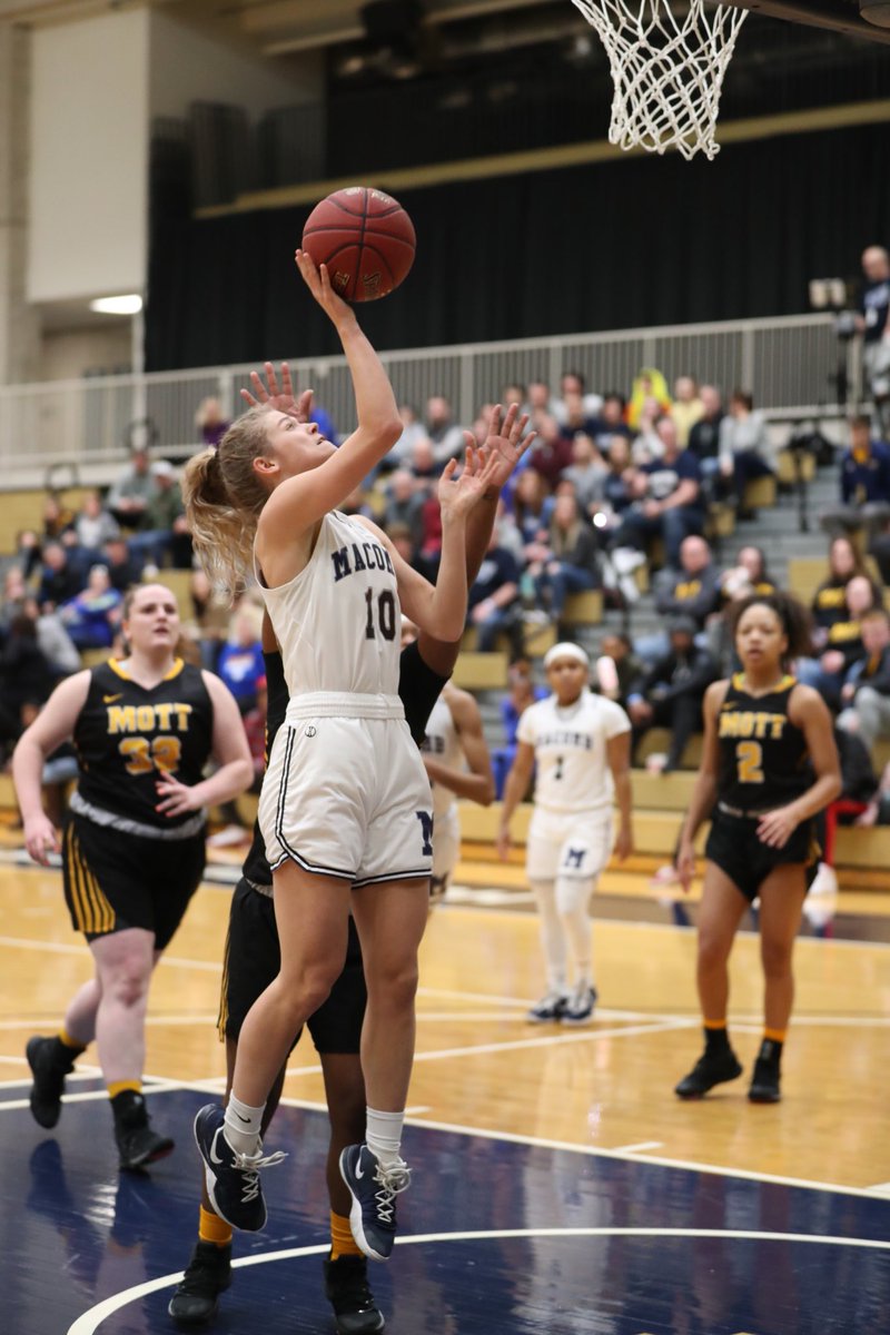 CoachLemm31's tweet photo. A BIG Happy Birthday shout out to Macomb College’s very own Sami Klink! Happy Birthday Sami!! 🎂 2020 Macomb graduate, great player, awesome human! Family for life. ❤️ https://t.co/EObxw6CWYm