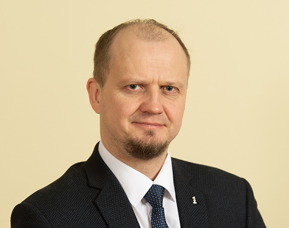 And this is where things went crazy. Yesterday, the constitutional committee president Anti Poolmaets unilaterally decided that their upcoming meeting would take place online. When asked if this was so he could turn off opposition candidates' microphones, he replied: yes.