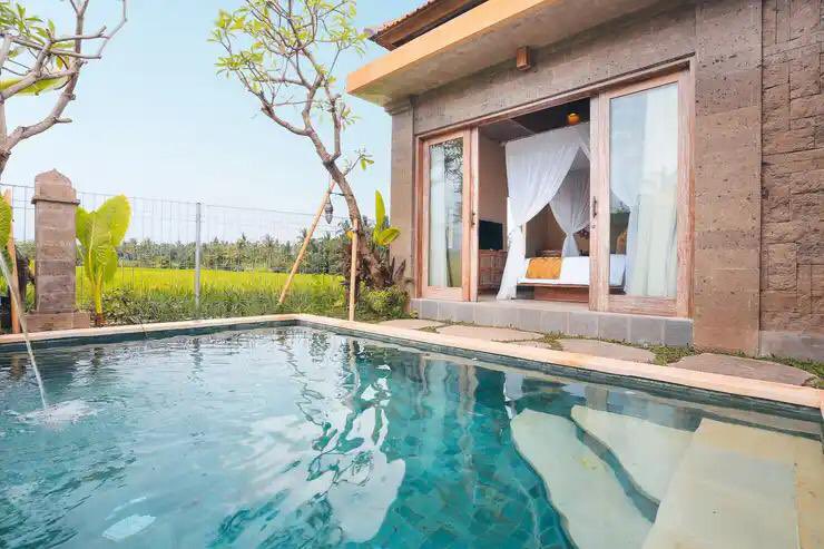 di Bali ada villa lucu cuma 300 ribuan tapi udah dapet private pool, bathtub, rice fields view dijamin sejuk banget suasananya dan di sini tenang banget buat relieve stress.

worth to try!!!