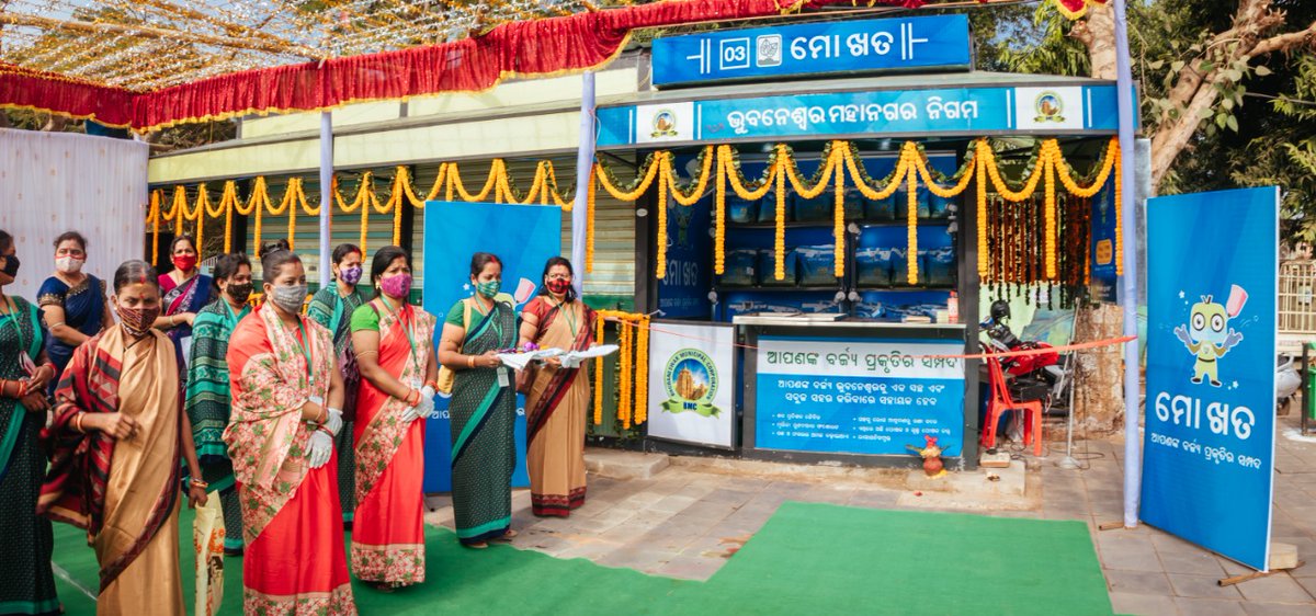 subratchhatoi's tweet photo. With an aim to reduce burden on Landfills, Hon'ble @SecyChief Suresh Ch. Mahapatra inaugurated the 1st ever stall of compost made of 100% organic waste, "ମୋ ଖତ" #MyCompost at Rajmahal in Bhubaneswar.

The compost is being manufactured from the wet waste collected from the city. https://t.co/ocv1wYF4NL