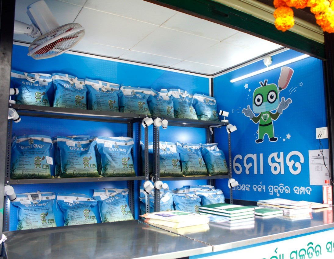 subratchhatoi's tweet photo. With an aim to reduce burden on Landfills, Hon'ble @SecyChief Suresh Ch. Mahapatra inaugurated the 1st ever stall of compost made of 100% organic waste, "ମୋ ଖତ" #MyCompost at Rajmahal in Bhubaneswar.

The compost is being manufactured from the wet waste collected from the city. https://t.co/ocv1wYF4NL