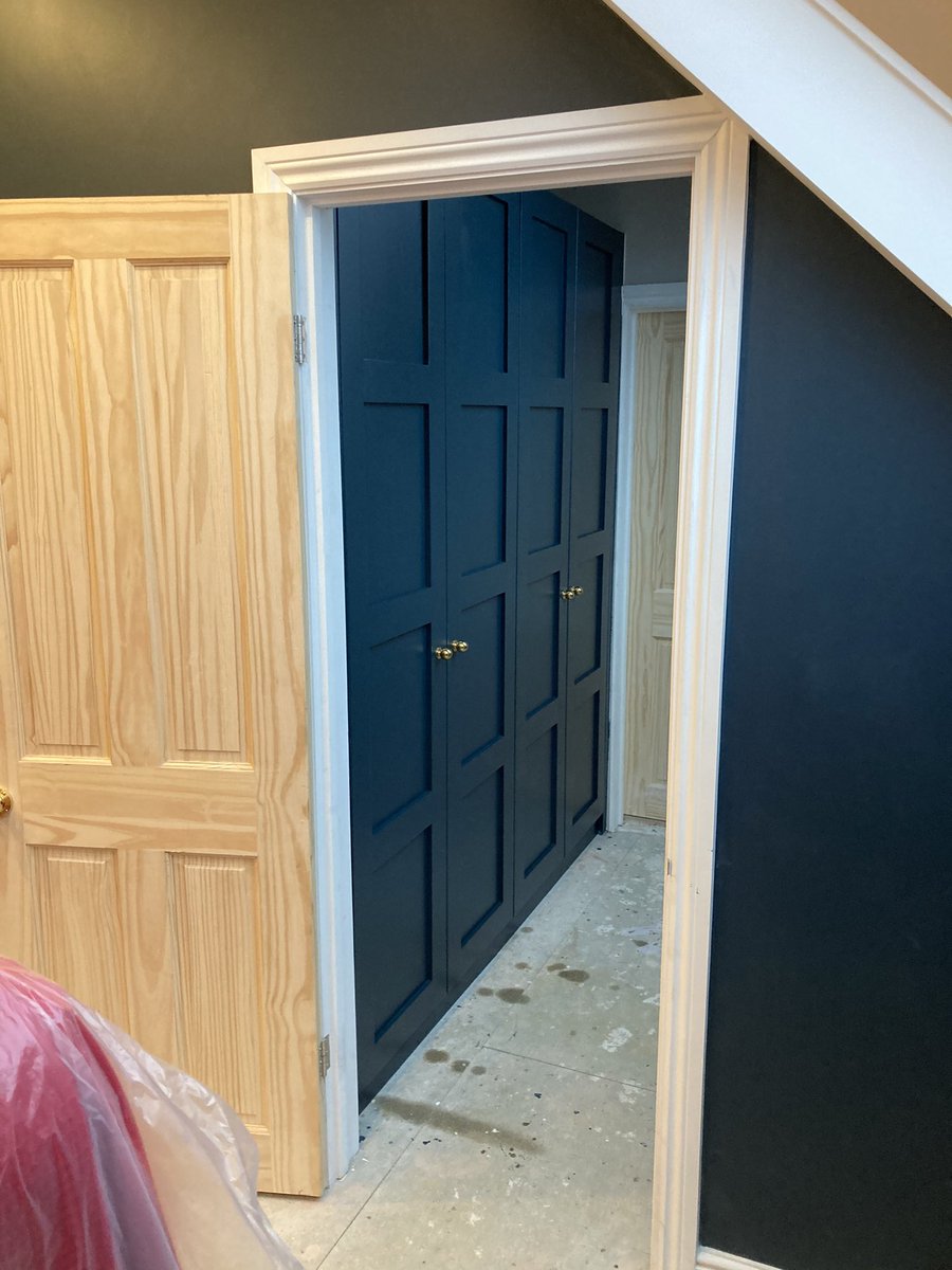 bespokepropert1's tweet photo. Fitted #wardrobes with oak interior, #handmade with shaker doors in Hague blue farrow and ball. https://t.co/6LTA2GPpmL #carpenter joiner and #kitchen fitter #Worthing West #Sussex https://t.co/aSHxNcaql5