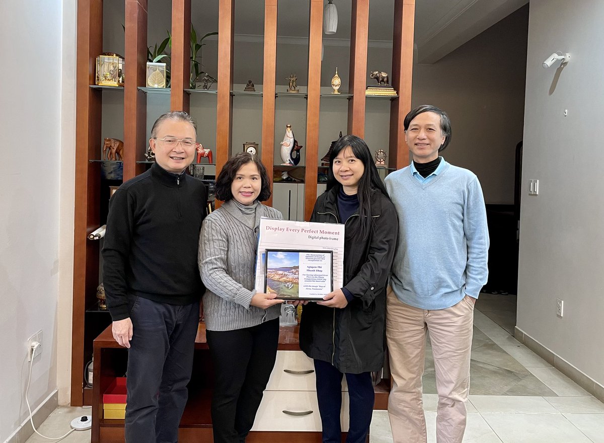 VNamAus's tweet photo. Former Ambassador Ngô Hướng Nam’s spouse - Mdme Nguyễn Thị Thanh Thuỷ, received her prestigious First Place prize from #Canberra’s #ASHOM #PhotoCompetition2020. Our congratulations! https://t.co/btB6gJQpBK