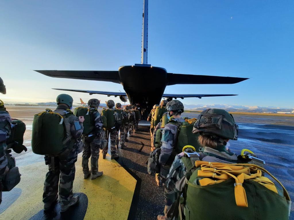 armeedeTerre's tweet photo. C'est reparti ! Votez pour la #PhotoDeLaSemaine 📸
1️⃣ #PrépaOps 1er saut de l'année pour la @11eBP
2️⃣ #Barkhane hommage du théâtre aux morts pour la France du #1RCh
3️⃣ #MatosTerre un tireur de précision du #16BCP
4️⃣ #Hommage populaire avec le convoi funéraire du #2RH à Paris https://t.co/GTBrBbqF0m