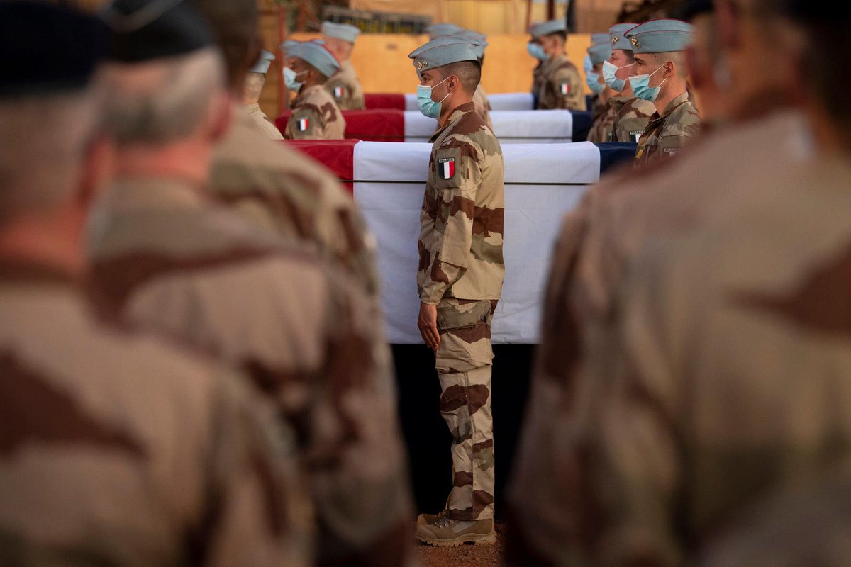 armeedeTerre's tweet photo. C'est reparti ! Votez pour la #PhotoDeLaSemaine 📸
1️⃣ #PrépaOps 1er saut de l'année pour la @11eBP
2️⃣ #Barkhane hommage du théâtre aux morts pour la France du #1RCh
3️⃣ #MatosTerre un tireur de précision du #16BCP
4️⃣ #Hommage populaire avec le convoi funéraire du #2RH à Paris https://t.co/GTBrBbqF0m