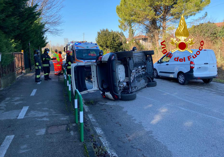 vvfveneto's tweet photo. #8gennaio 11:30 #PonteSanNicolo’(PD), perde il controllo dell’auto e si rovescia su un fianco. #Vigilidelfuoco mettono in sicurezza il mezzo ed estraggono il conducente, rimasto incastrato preso in cura dal @SUEM_Veneto #soccorsiquotidiani https://t.co/BL3N5lMEEd