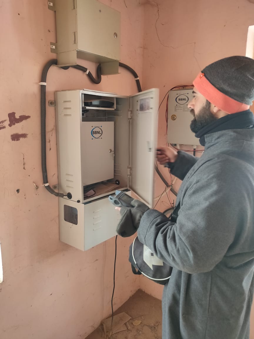 CSCJK's tweet image. #JK..Despite of heavy snowfall across Kashmir UT of JK entire wifichopal team is on field to restoring sites... #Onlycsccandothis.. @dintya15 @wifichoupal @CSCegov_ @abhi481