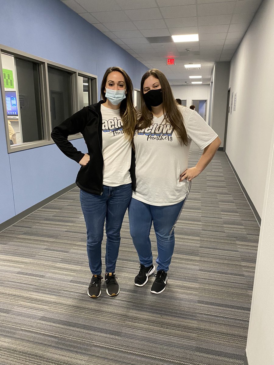 MrsHoward97's tweet photo. Twinning with one of my favorites 💙 @SarahThomasPHS https://t.co/eDD3FfsE79