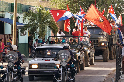 Jóvenes cubanos junto a veteranos combatientes del Ejército Rebelde reeditan hoy la entrada de Fidel Castro a la capital, encabezando la Caravana de la Libertad en su 62 aniversario. #CaravanaDeLaLibertad 
<a href="/MesaVazques/">Heriberto Mesa Vazques</a> <a href="/yudi_mercedes/">Yudi Mercedes Rodríguez Hernández</a> <a href="/benederto/">Benederto Travieso Gómez</a> <a href="/CubaMicons/">Ministerio de la Construcción</a>