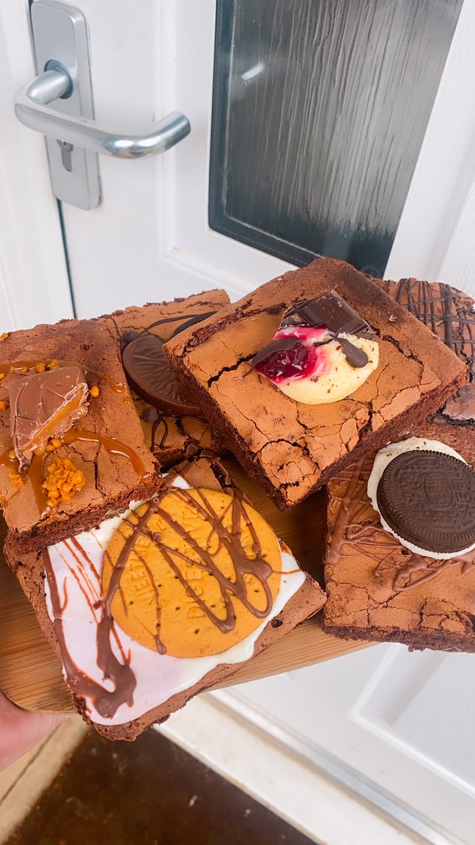TheMiniMesAndMe's tweet photo. Ad Weโve just had a doorstep delivery from Courtyard Cakes in Daventry as part of their weekly Cake Club ๐
#northantshour #northantsbloggers #daventry #northants https://t.co/SCeMpak3qD