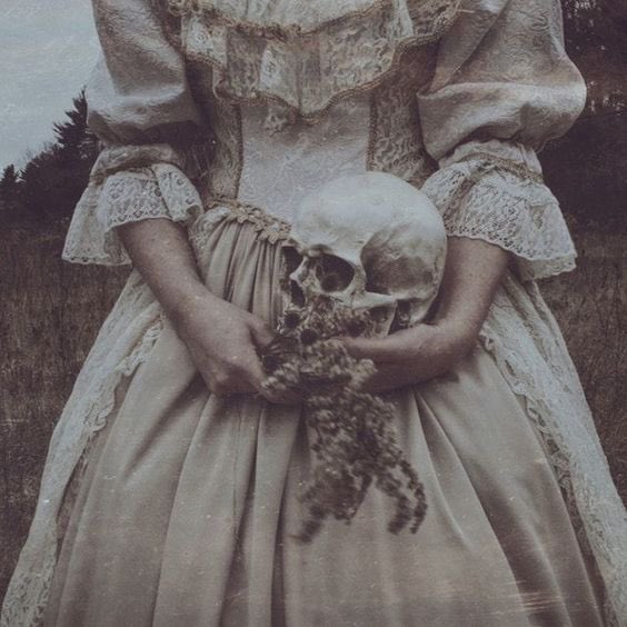 AirenCD's tweet photo. —¿Te apetece amputar piernas? —le preguntó de repente con un tono demasiado alegre mientras apretujaba su vestido ensangrentado.
Para su desconcierto, hasta él soltó una carcajada. Se puso de pie y la miró desde arriba con una sonrisa cómplice.
—Por supuesto, milady.
#ProyectoL https://t.co/bmFGHPhDDp