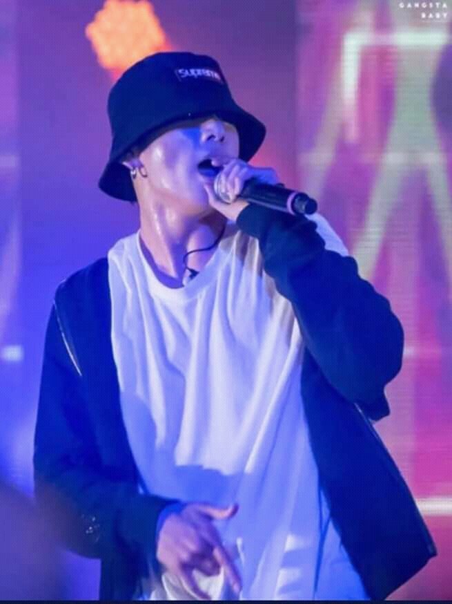 Everyone stop It's Rapper Jungkook and his Supreme Bucket hat !! 