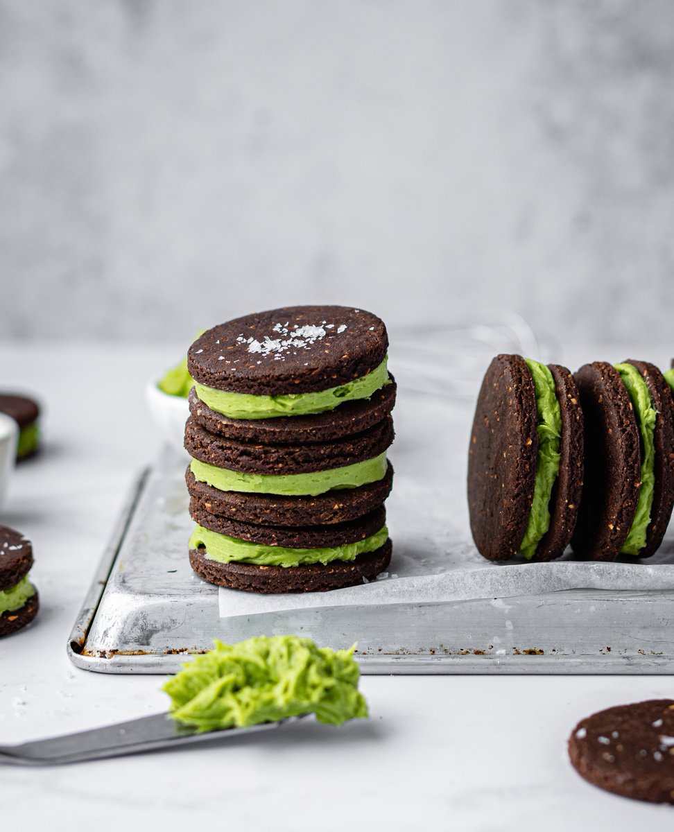 matchaninja's tweet photo. Matcha buttercream sandwiched between two delectable chocolate cookies. Happy Friday, Ninjas!

Hope you had a great first week of 2021! 💚
⁠
https://t.co/EtRLCrgSvh https://t.co/l7wHf6zTbs