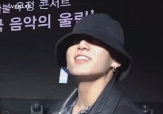 do you ever just think about how jungkook always wears bucket hats that gets too big for him so most of the time he has to look up or lift it just to see or show his face