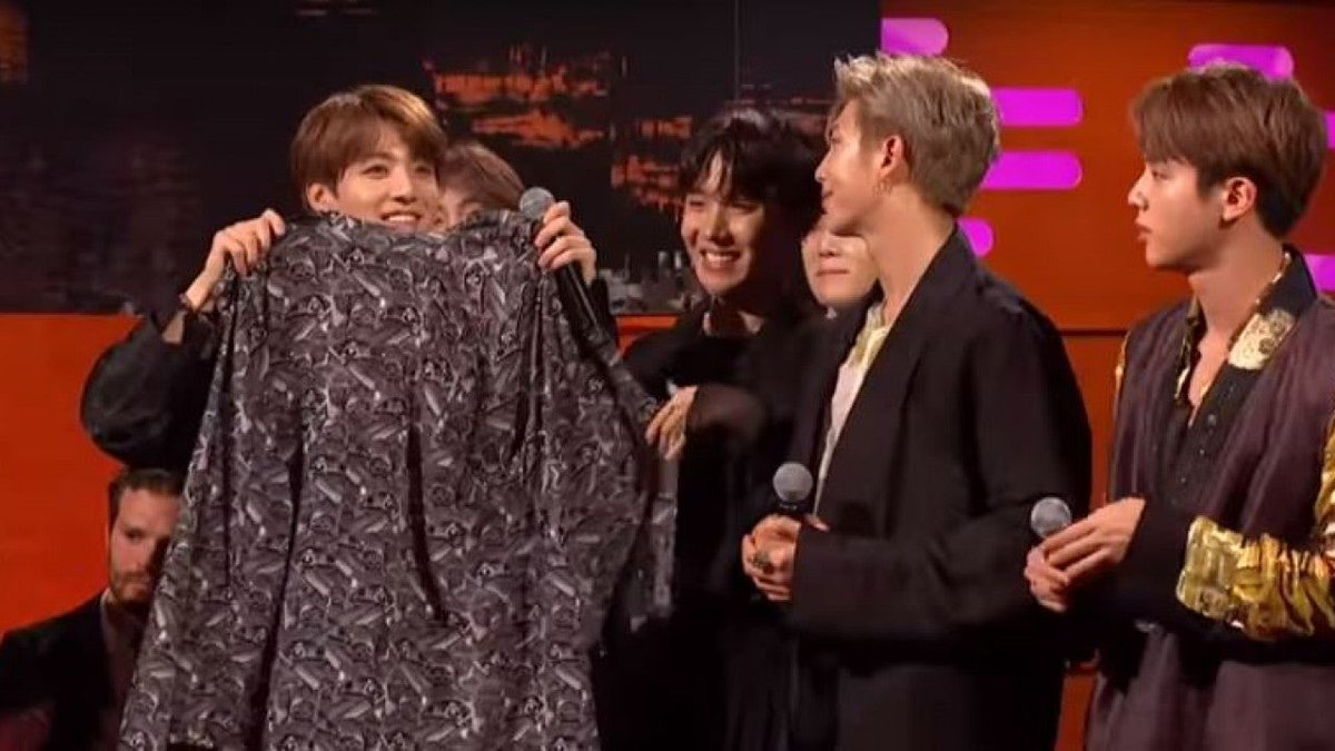 y'all remember when whoopi goldberg gave jungkook her shirt and he paired it with a leather jacket and bucket hat??? he's so cool 