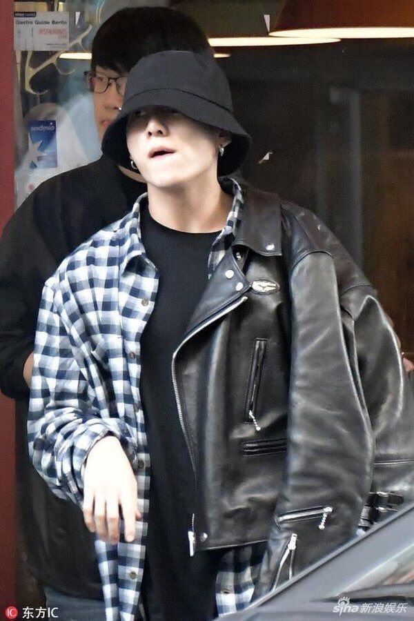 A leather jacket , Plaid shirt , Ripped jeans and a bucket hat is all he needs to end all Fashionista's careers!! 