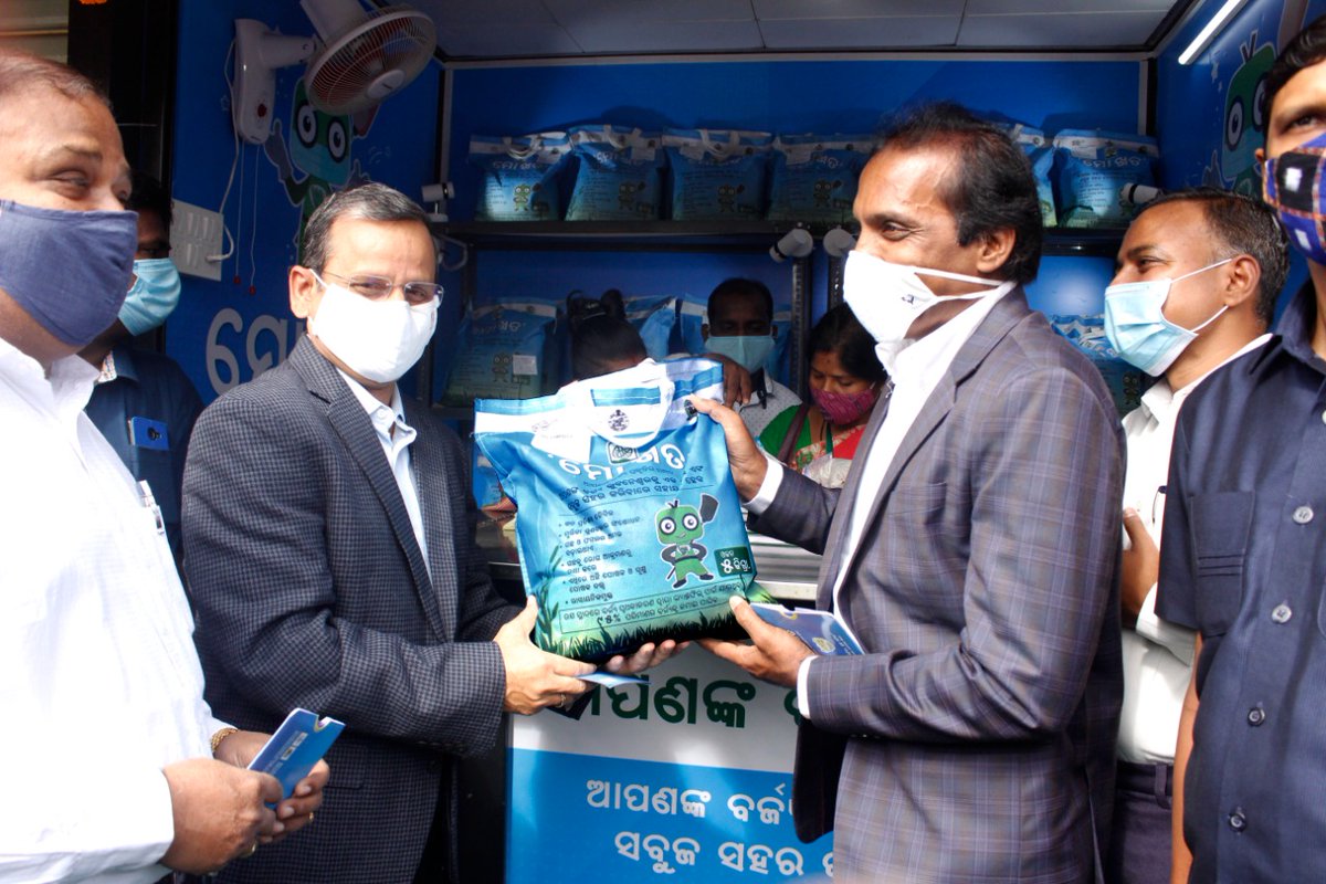 LopaBaxipatra's tweet photo. With an aim to provide good quality compost at affordable prices to farmers, Hon'ble @SecyChief Suresh Ch. Mahapatra inaugurated the 1st ever stall of compost made of city waste, "ମୋ ଖତ" #MyCompost in Bhubaneswar.

Great move which will help in keeping the city clean. https://t.co/KeR8g2Cqql