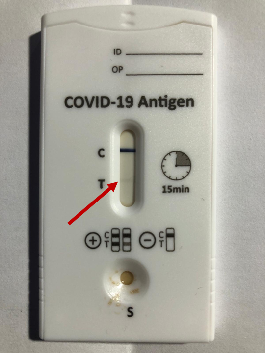 QuakDr's tweet photo. Ich habe einfach aus Neugier vor einer halben Stunde den #Colatest mit dem #Antigen Schnelltest durchgeführt. Das ist zwar ohne jede wissenschaftliche Aussagekraft, aber der Test zeigt tatsächlich ein schwach positives Ergebnis. #colawirkt https://t.co/lYBxkJX0RB