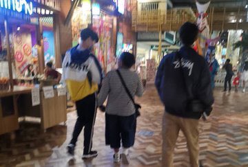 twinklemetawin's tweet photo. #brightwin’s rule no 1: bring p’eed to our dates to keep it lowkey 🤸‍♀️ https://t.co/nX6cN1NimE