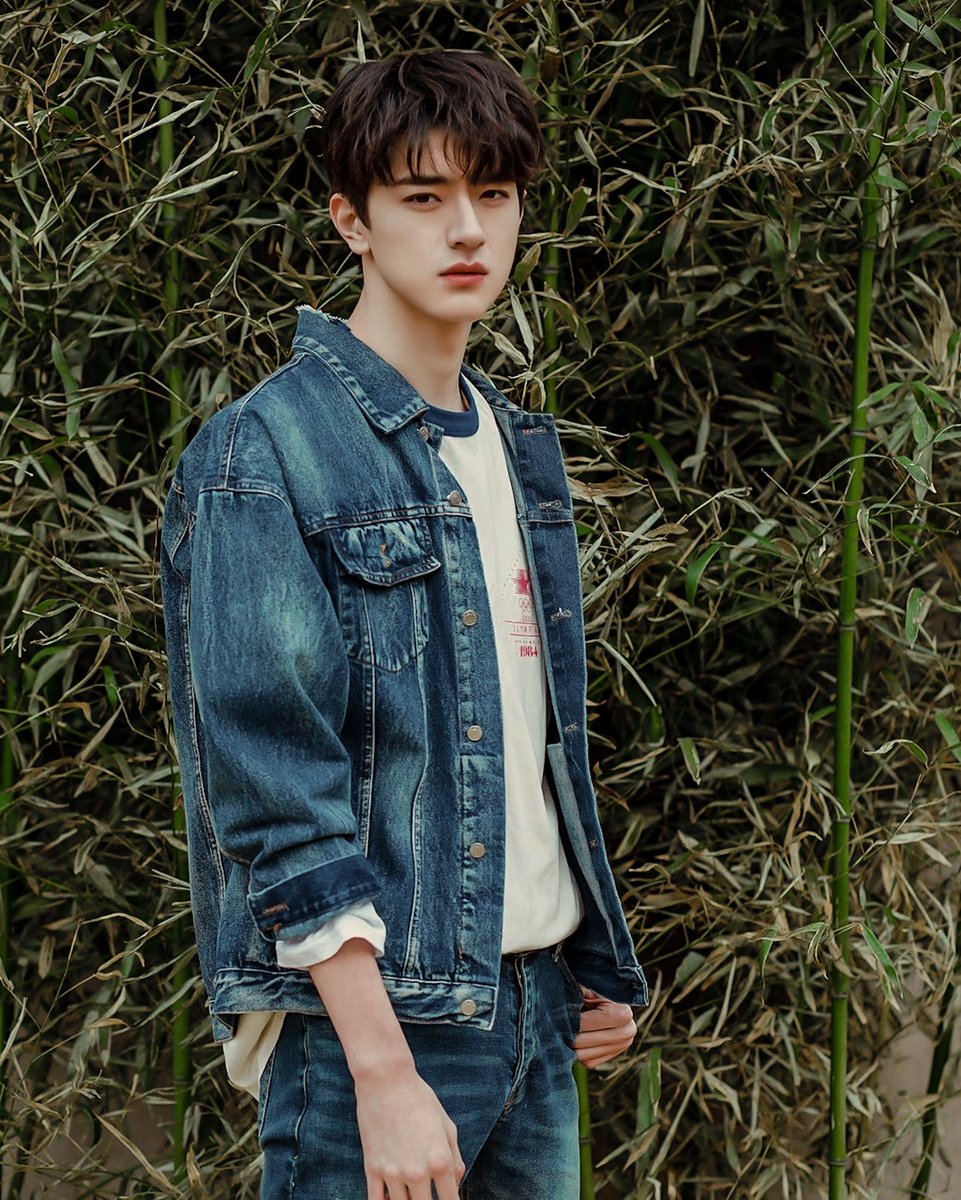 LINYILOVER_TH's tweet photo. What’s on your mind?

#LinYiEdit

​​​​#林一 #LinYi #หลินอี #린이
#LinYiLover_TH #บ้านคนรักหลินอี https://t.co/ilbT5BBRHS