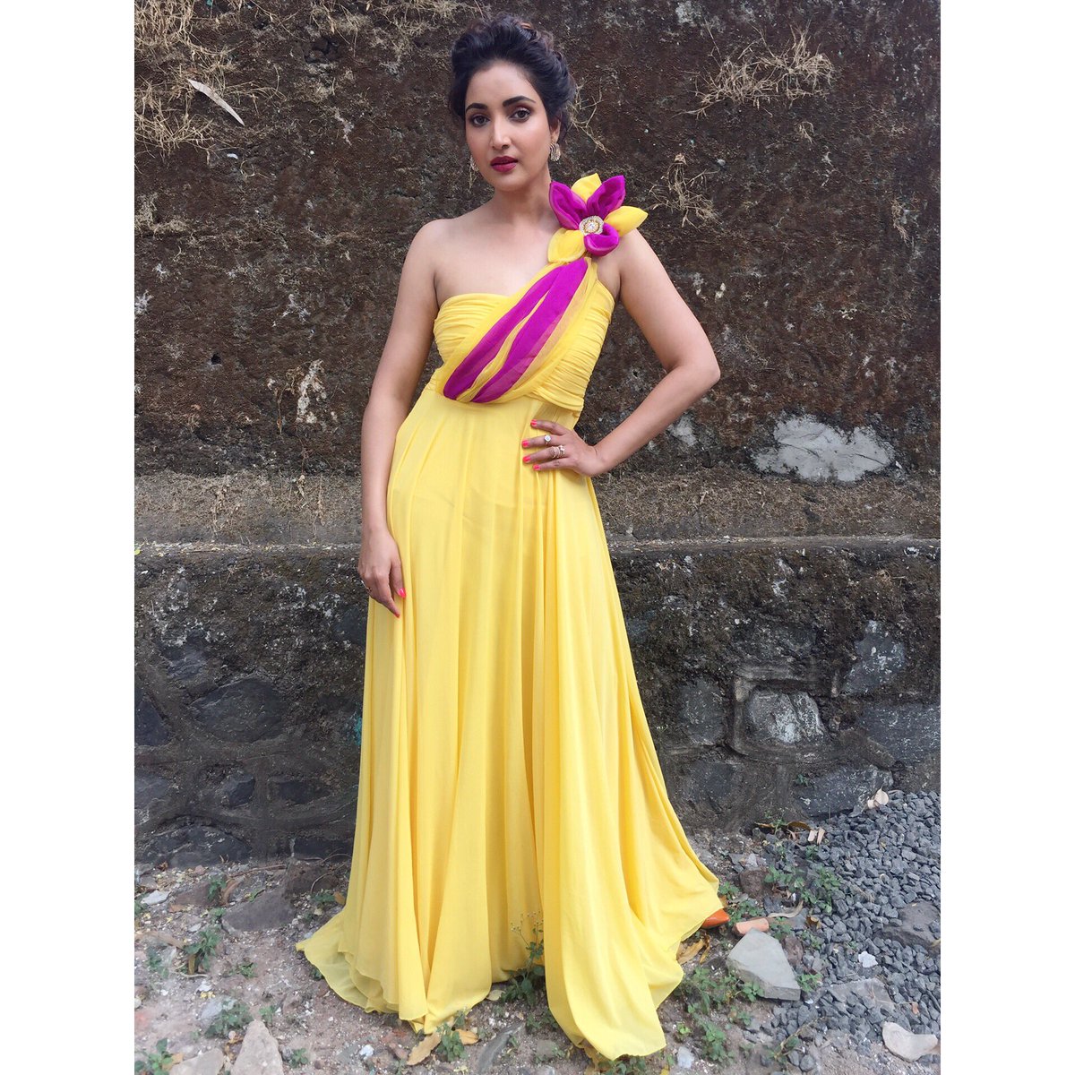 bhosle_rupali's tweet photo. Yellow is not the color of the woman who blends in with the crowd. It’s for one who isn’t afraid to pursue Happiness, Adventure, Clarity 
#LifeIsBeautifuल #PositiveVibesOnly #RupaliBhosle #RockingRupali #RupaliWinningHearts #KeepLoving #StarPravah #AaiKutheKayKarte #Ruank https://t.co/GIzoSS116n