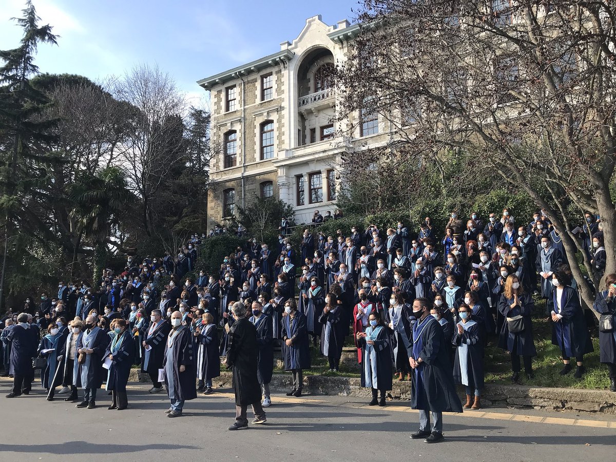 Boğaziçi'ne paraşütle inilmez, emekle gelinir.