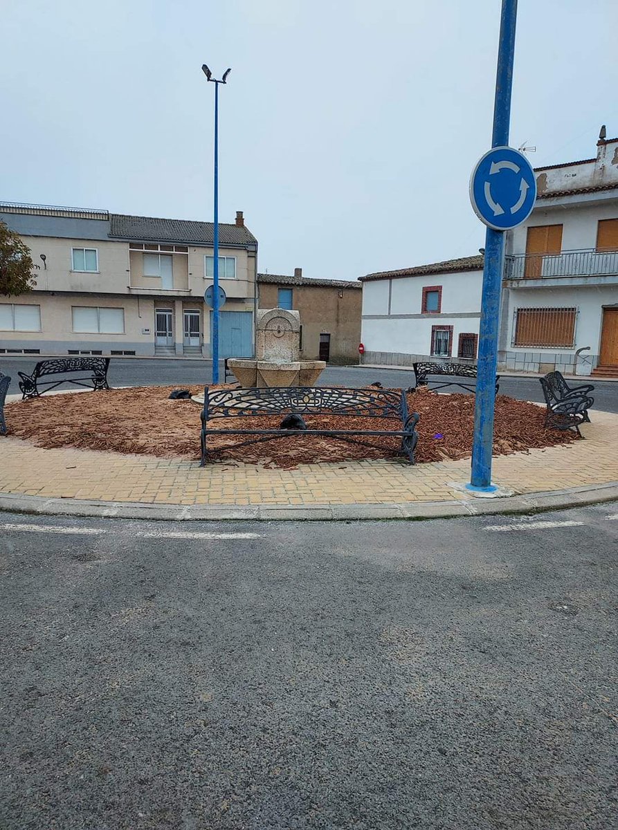 Ni el frío ni la nieve han impedido que recojamos el árbol de Navidad. Agradecer a todo el grupo el esfuerzo, a todos por las numerosas muestras de cariño, a los valientes de los selfies y muy especialmente a los que han aportado su granito de arena a nuestro proyecto solidario.
