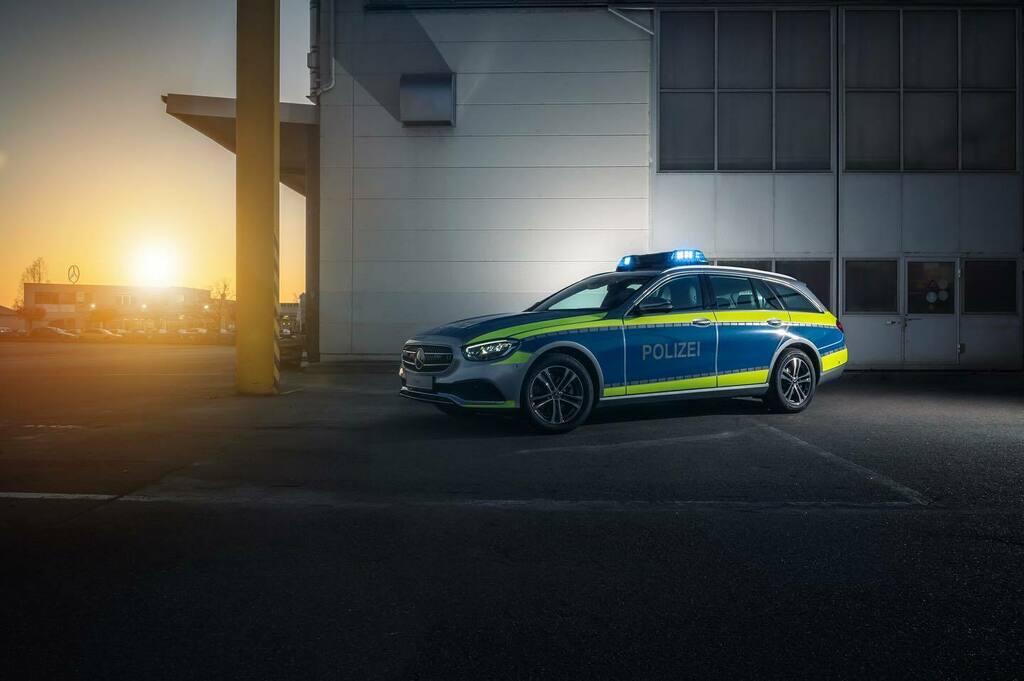 RicciSpeckels's tweet photo. Mercedes-Benz E-Klasse T-Modell Polizei Einsatzfahrzeug
#polizeieinsatzfahrzeug #copcarsofinstagram #mercedes #mercedesbenz #fotooftheday #fotoshooting #retterindernot #blaulichtreport #blaulichtfotografie #interiordesignlovers #sundowner #sundown #fotografieren #abendstimmung https://t.co/lrGpMWaGxY