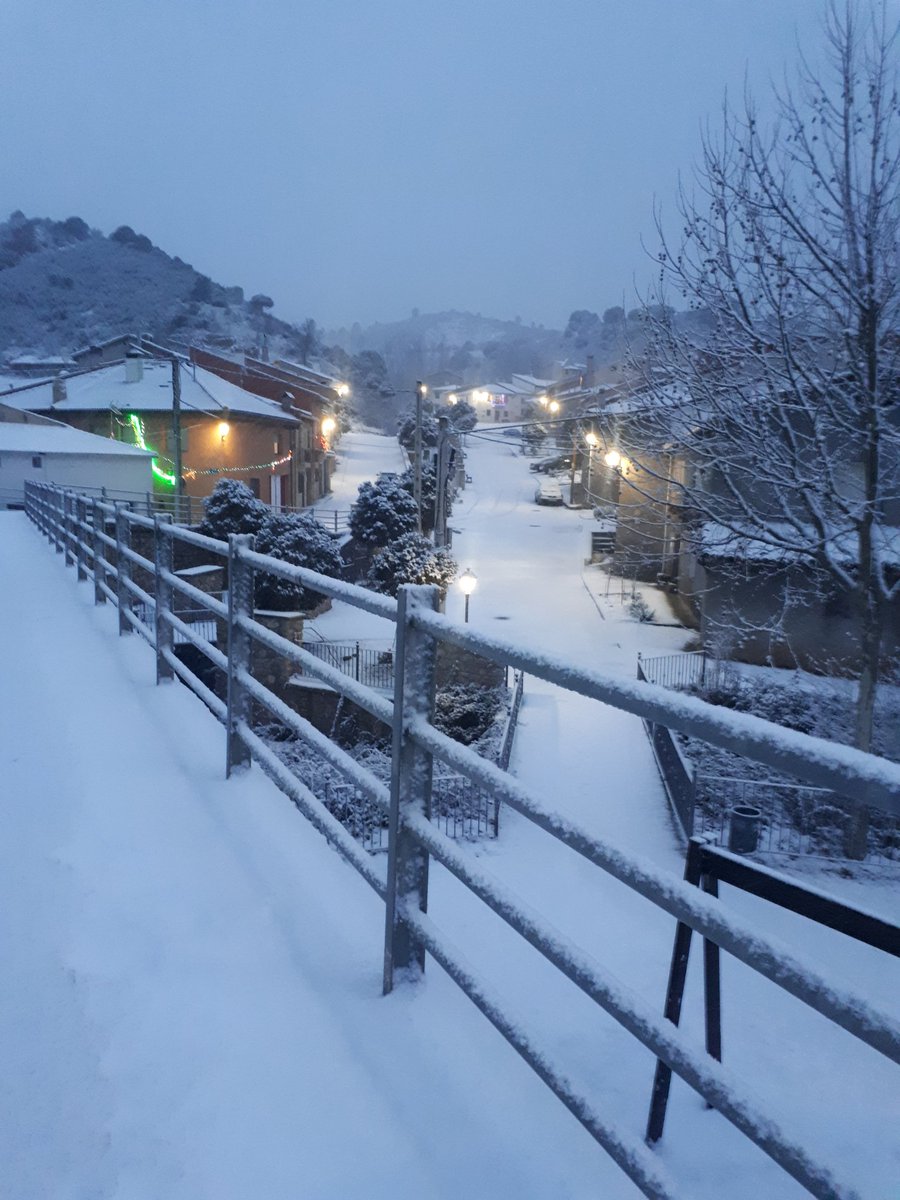 lauragarca2's tweet photo. Filomena ha llegado a #Retiendas ha tardado en llegar.❄❄❄☃️☃️⛄☃️⛄ https://t.co/vfKeeTSFpH