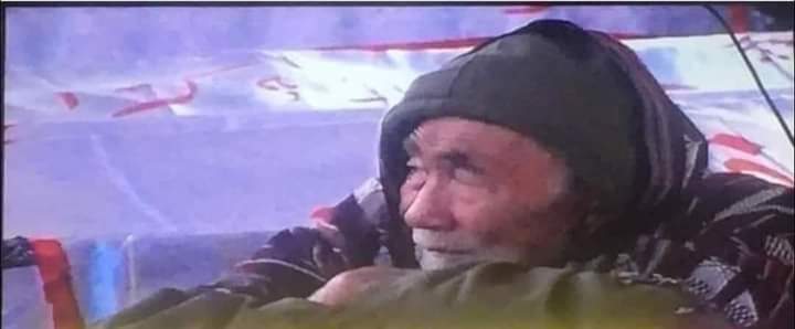 shujaatbangash7's tweet photo. A 70 years Old Black Mailer sitting beside his son's coffin.
 #ShiaHazaraGenocide #HazaraLivesMatter 
 #بلیک_میلر_تم_ہو_عمران_خان
#کچھ_تو_شرم_کھاؤ_عمران_خان https://t.co/Zst5Rh7jFc