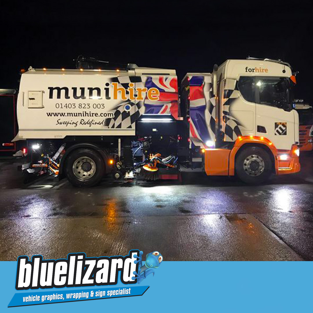 This Huge sweeper has been given the Blue Lizard wrap treatment.
Thanks to @munihireltd for letting us loose!

#racetruck #trucksignwriting #truckwrap #scaniatruck #roadsweeper