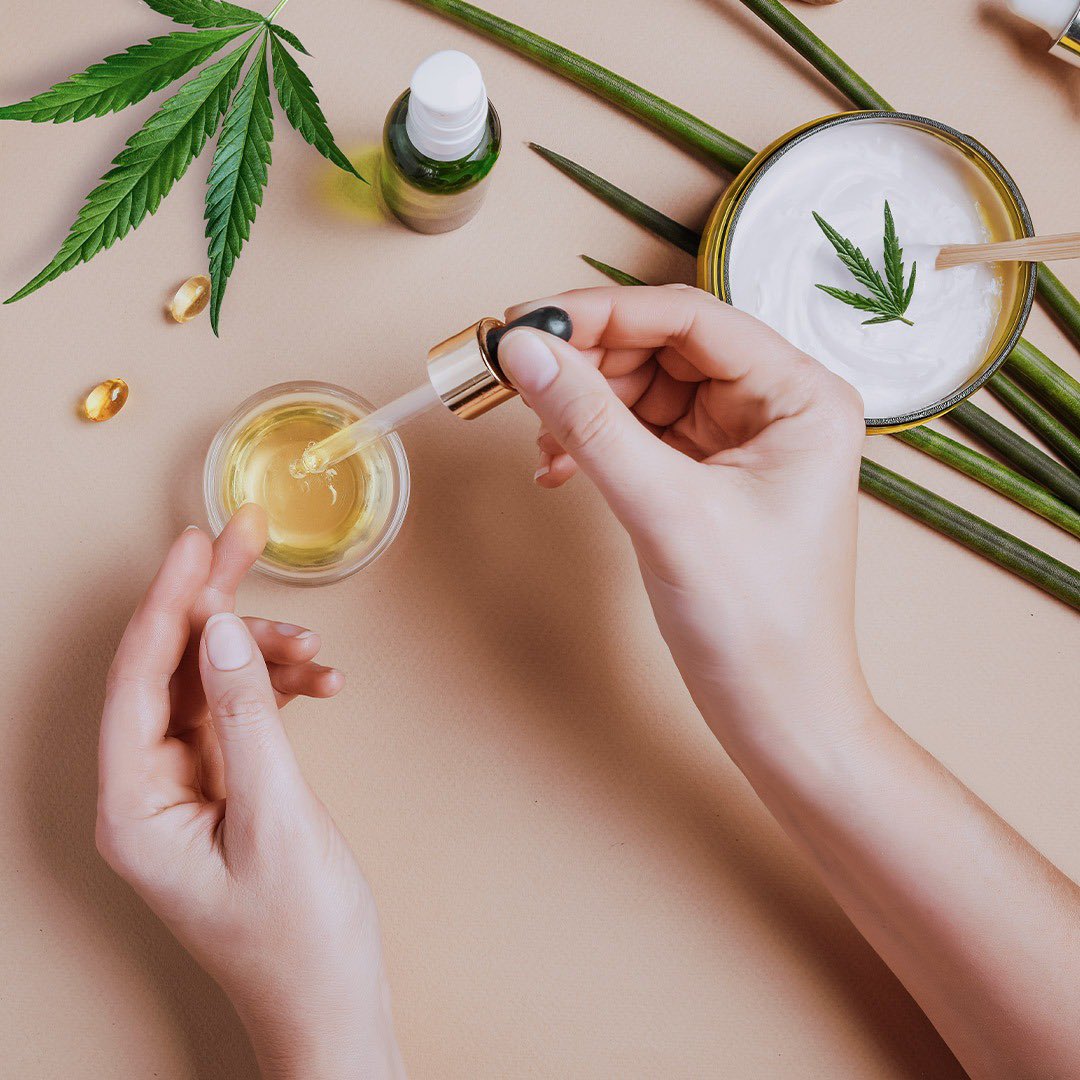 Kenevir yağı; egzama, sedef hastalığı, dermatit, sivilce izleri, iltihaplı cilt rahatsızlıklarının tedavisine yardımcı olabilmektedir. Kenevir yağı ayrıca cildinizin yaşlanmasına karşı da faydalı olabilir. Bu konular ile ilgili araştırmalar devam etmektedir. #cbd #keneviryagi