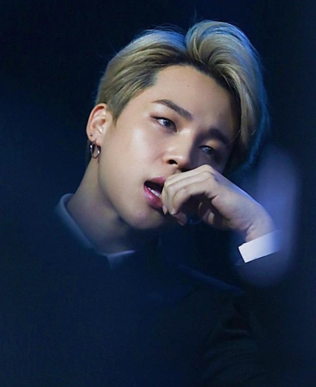 There's something about Golden Disc Awards that gives Jimin a different aura, he always looks incredible.But 2019 GDA Jimin... he was something else Here's a CEO vibes thread to appreciate him  #JIMIN  #지민 @BTS_twt