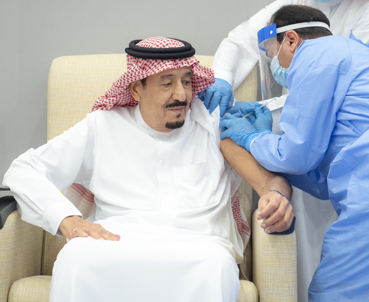 Bandaralgaloud's tweet photo. سيدي #خادم_الحرمين_الشريفين - حفظه الله - يتلقى الجرعة الأولى من لقاح كورونا ( كوفيد - 19 ). https://t.co/yCSNBaDIAN
