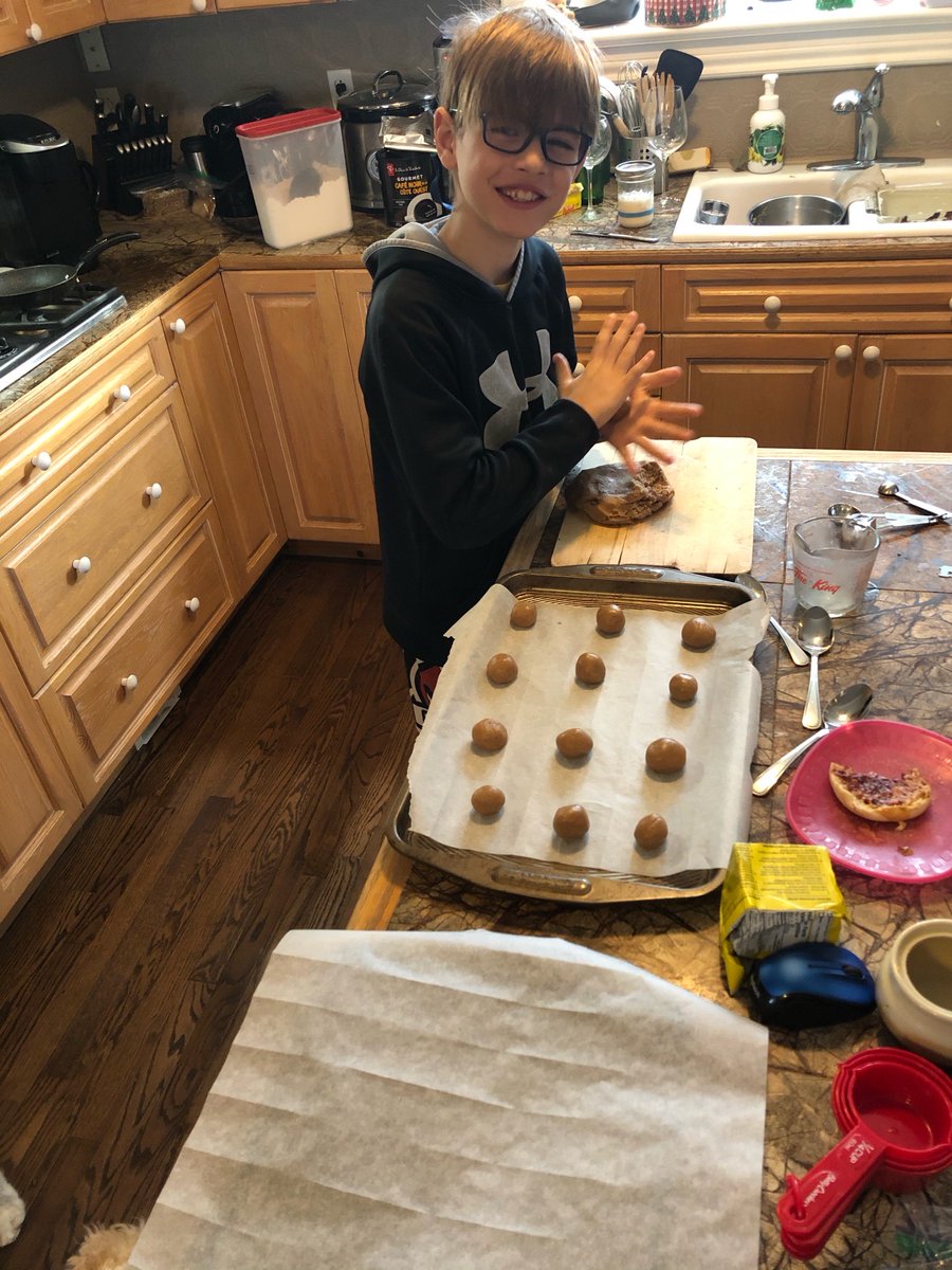CrowleyContent's tweet photo. Huge shout out to @smkycdsb, Mme Toffoli and Mme Spensieri. Mme T did an amazing job with the Gr 4 class this morning with a virtual baking class. Thanks for the delicious cinnamon cookies! And Mme S this afternoon with an engaging and interactive art project for the Gr 6 class. https://t.co/Cl904Kg4KY