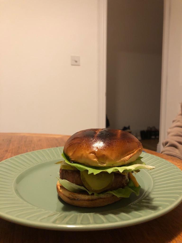 #makeitmeatless like this delish lil burger courtesy of ⁦@MeatlessFarm⁩ 😗👌