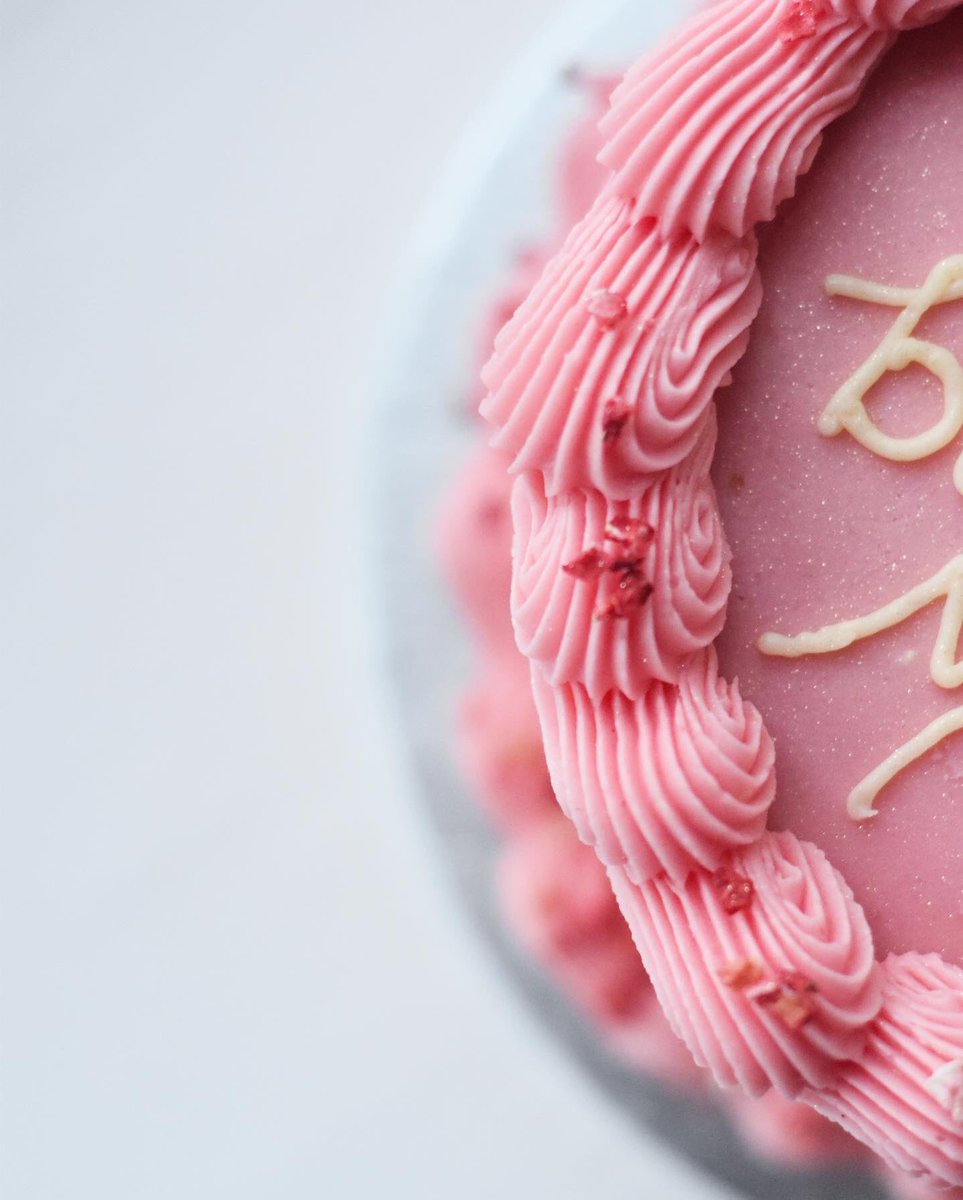 Bakedbysk's tweet photo. . sometimes simple
#minimalist #minimalism #simplecake #bakedbysk https://t.co/q8YXMPvJKB